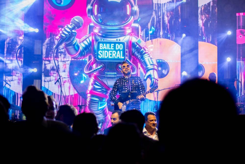 Mega painel de LED com o astronauta do Baile do Sideral